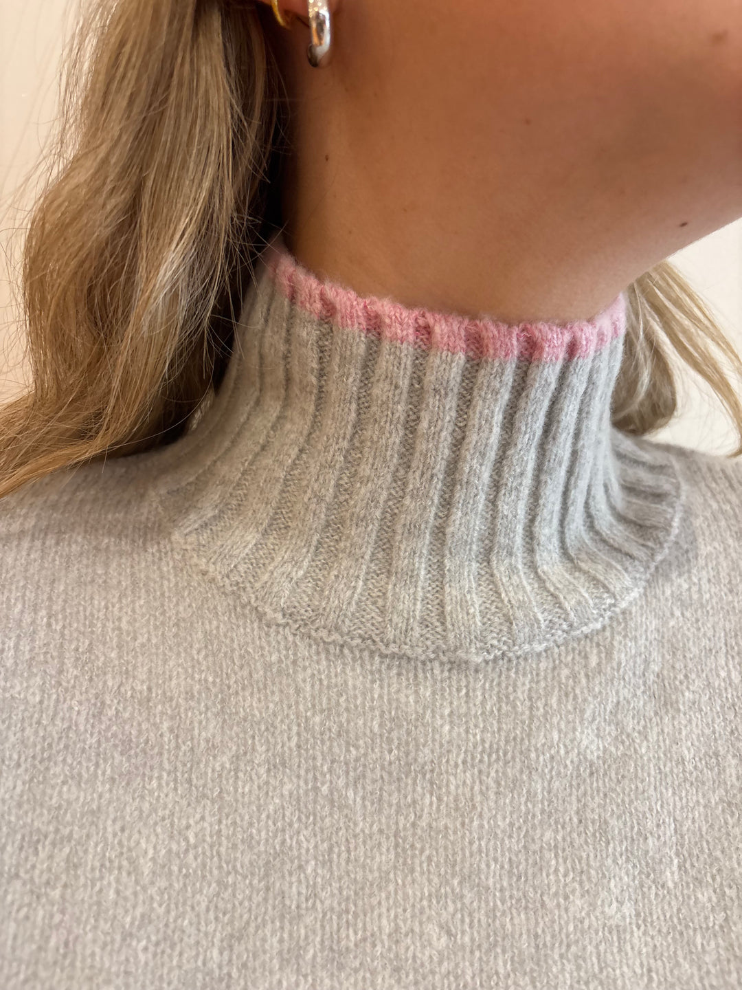 MOCK NECK W/ COLOUR BLOCK TIPPING (PINK FOG COMBO) - AUTUMN CASHMERE