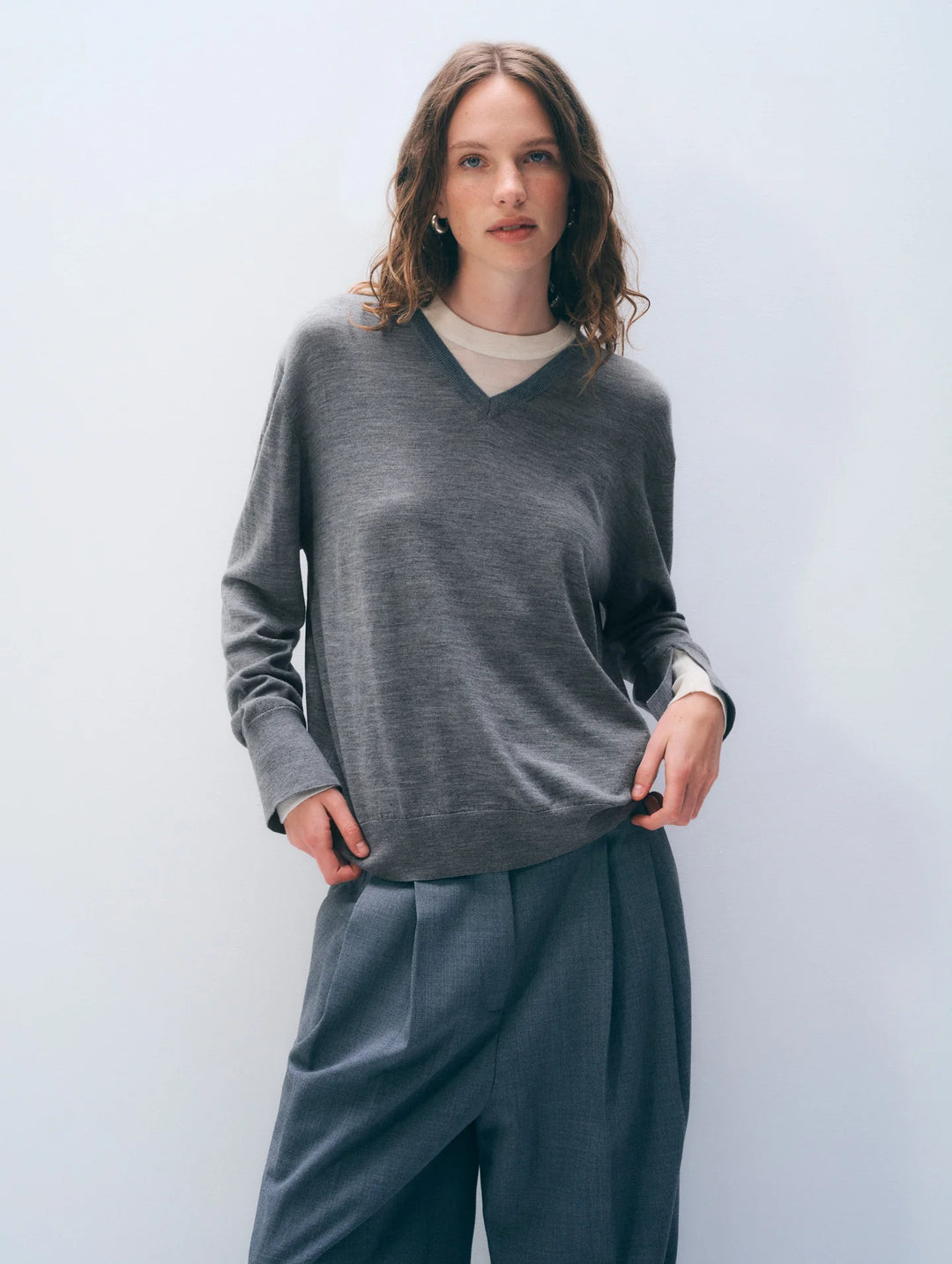 SUPERFINE MERINO V-NECK (PEWTER HEATHER/IVORY TRIM) - WHITE + WARREN
