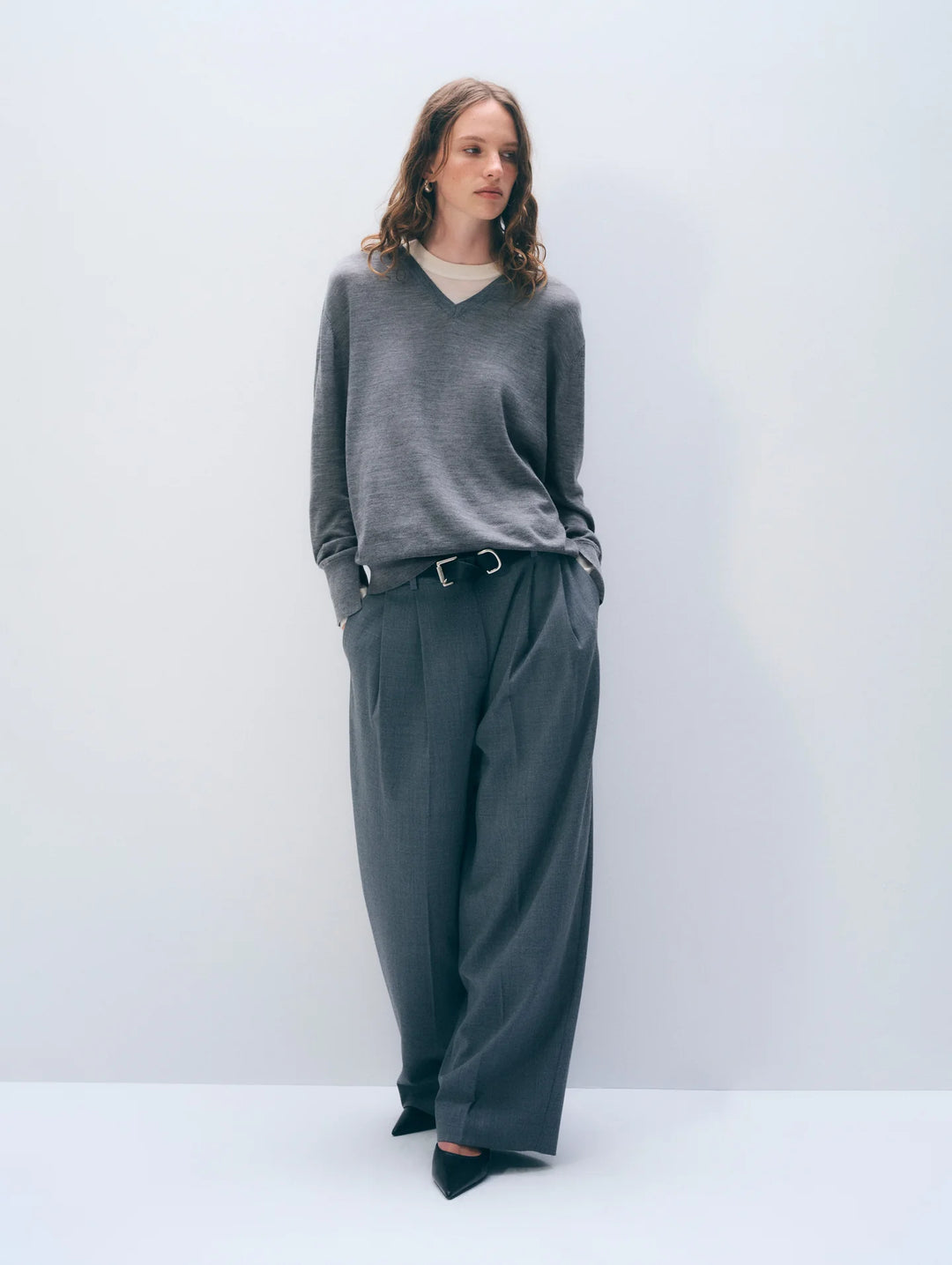 SUPERFINE MERINO V-NECK (PEWTER HEATHER/IVORY TRIM) - WHITE + WARREN