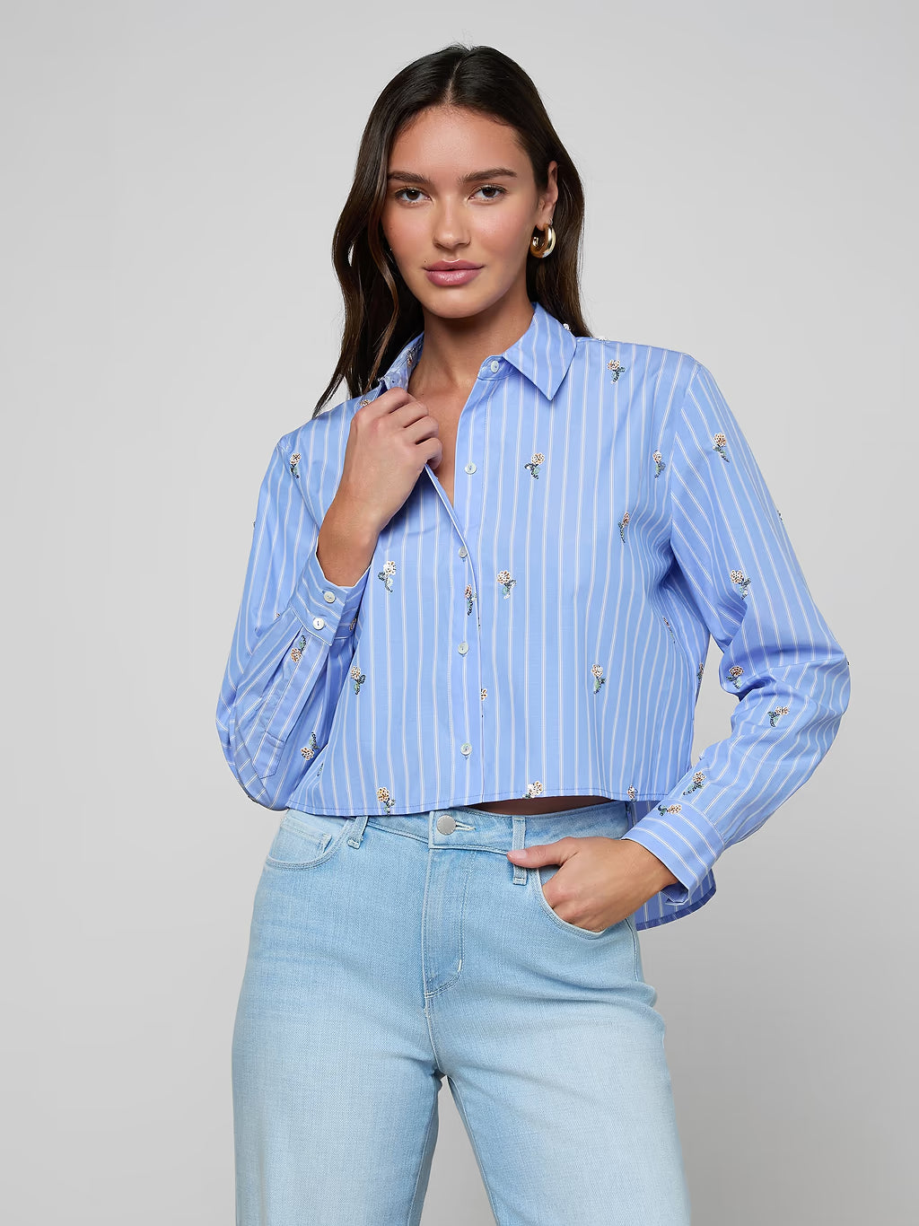 COSETTE CROP HI LOW SHIRT (BLUE STRIPE/SEQUIN) - L'AGENCE