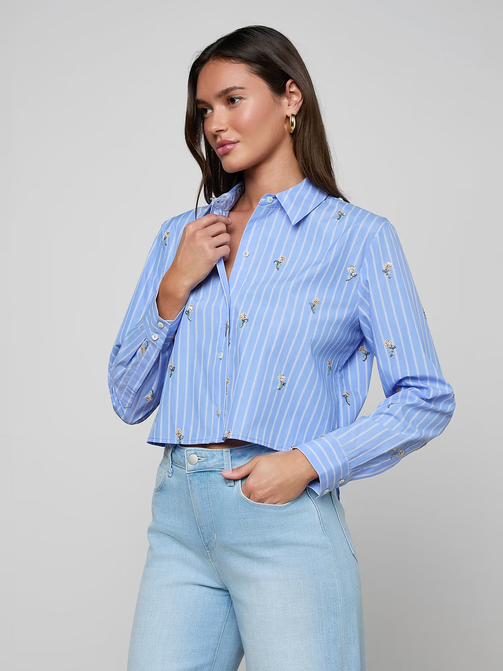 COSETTE CROP HI LOW SHIRT (BLUE STRIPE/SEQUIN) - L'AGENCE