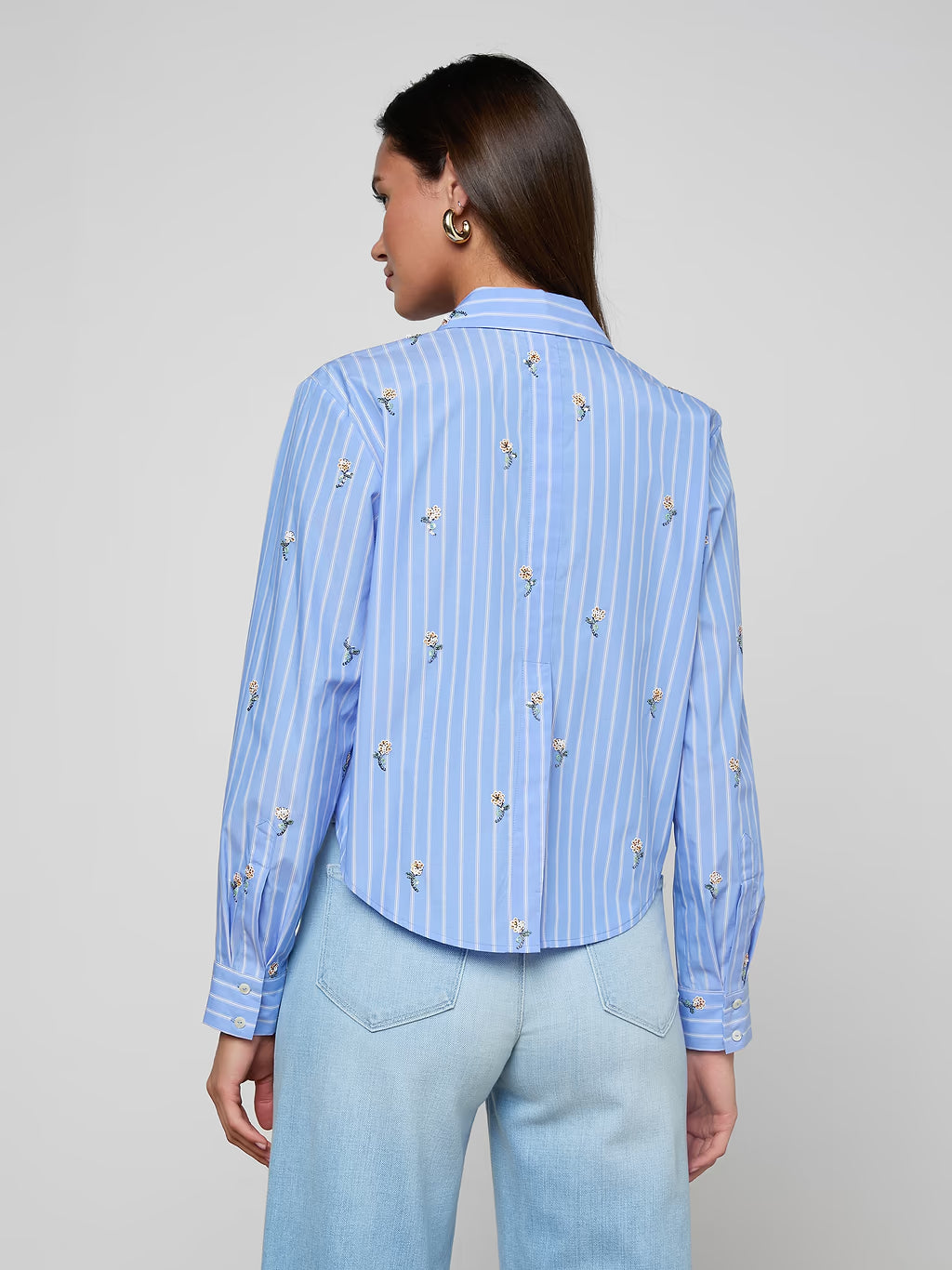 COSETTE CROP HI LOW SHIRT (BLUE STRIPE/SEQUIN) - L'AGENCE