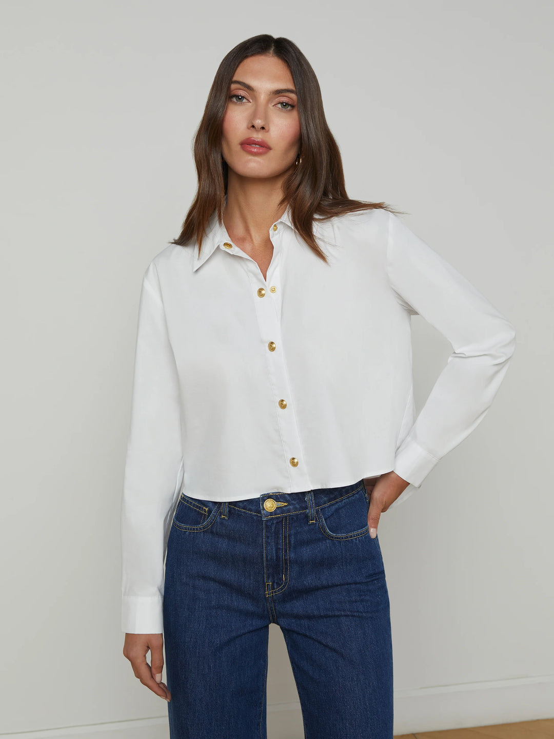 COSETTE CROP HI LOW BLOUSE (WHITE/GOLD) - L'AGENCE