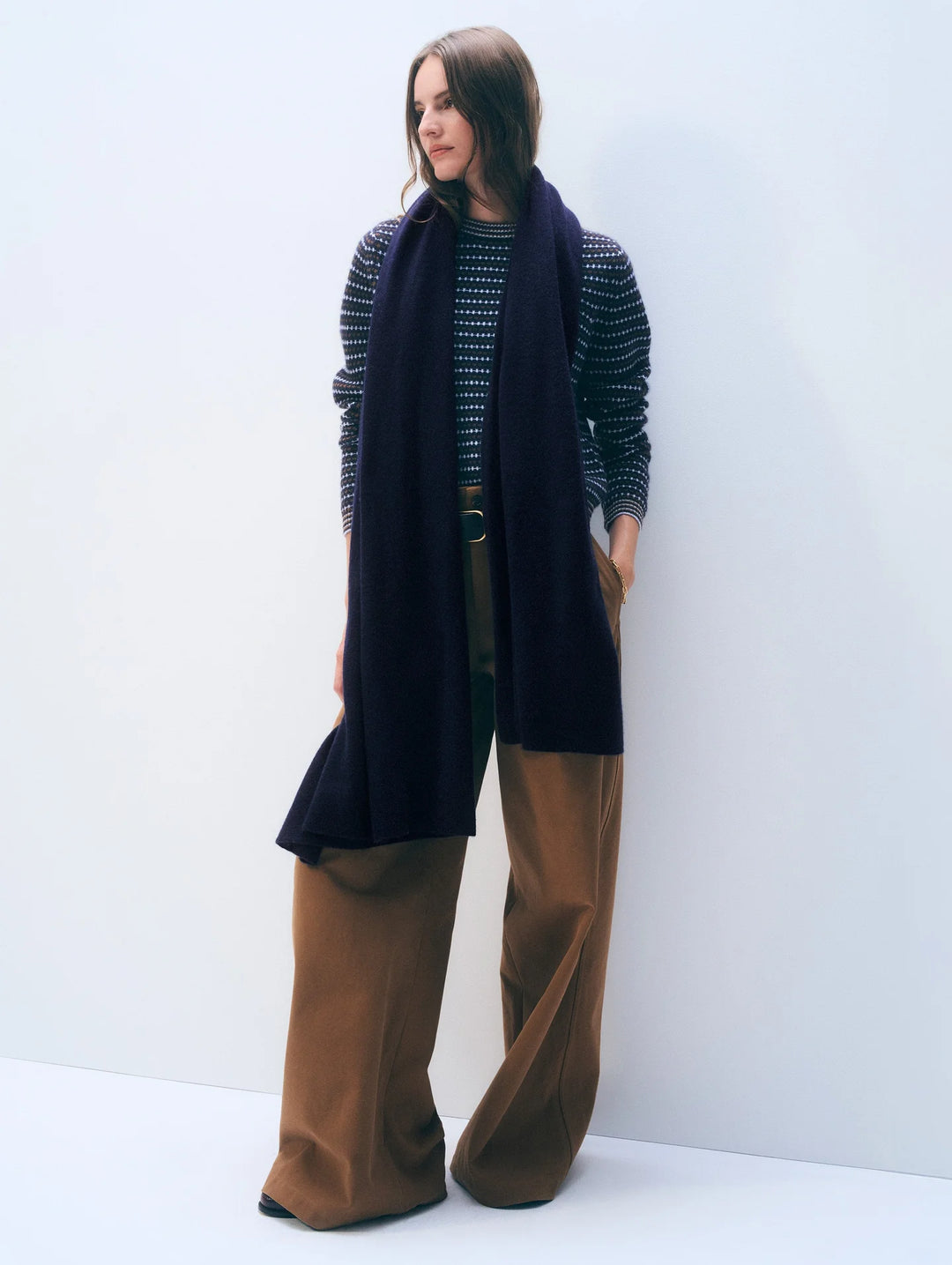CASHMERE TRAVEL WRAP (DEEP NAVY) - WHITE + WARREN
