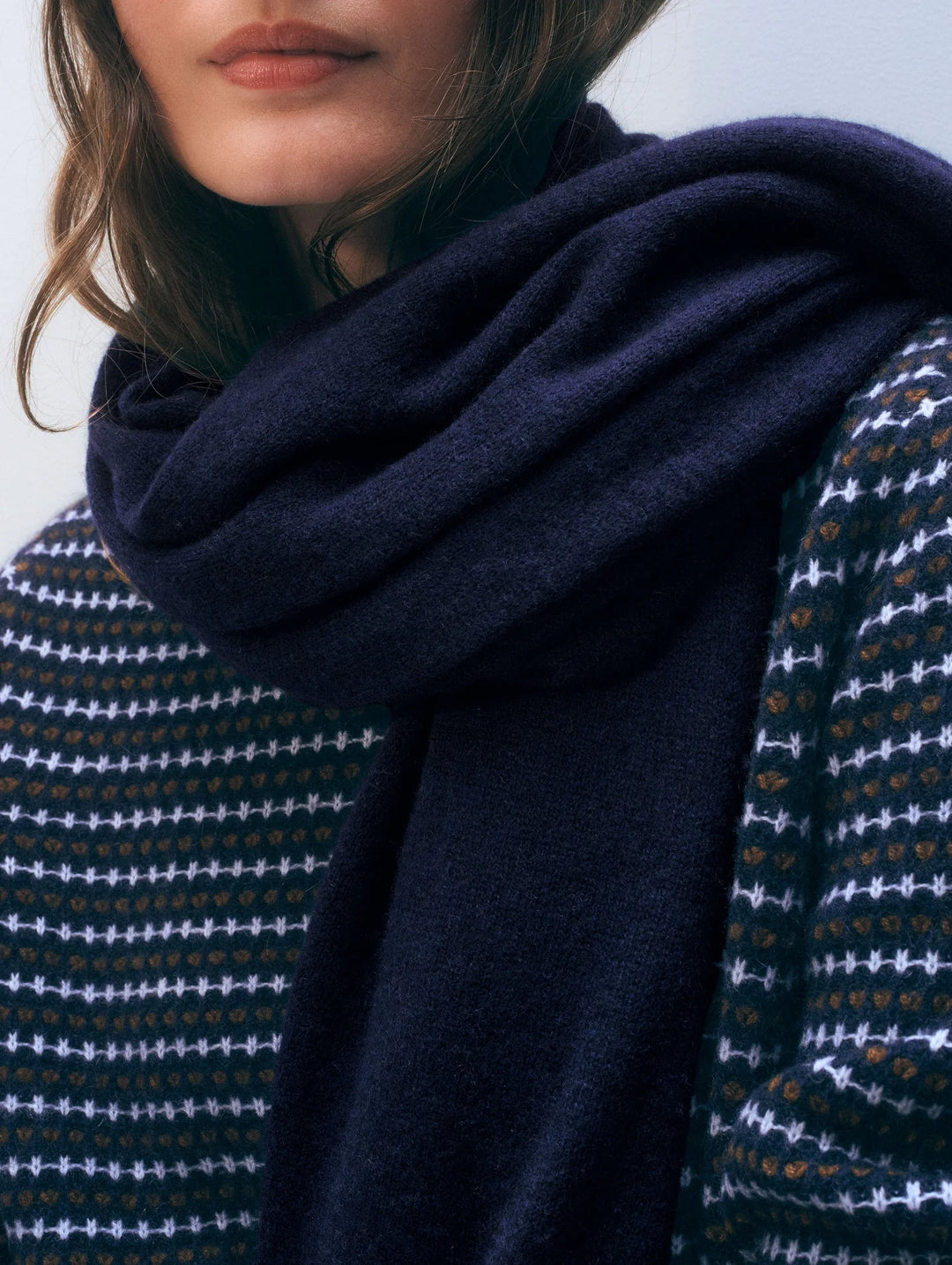 CASHMERE TRAVEL WRAP (DEEP NAVY) - WHITE + WARREN