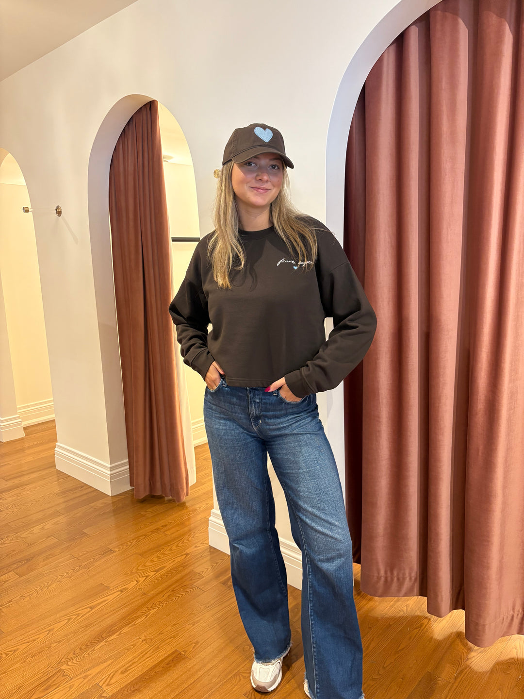EMBROIDERED CROPPED SIGNATURE SWEATSHIRT (ESPRESSO WHITE) - FAVORITE DAUGHTER