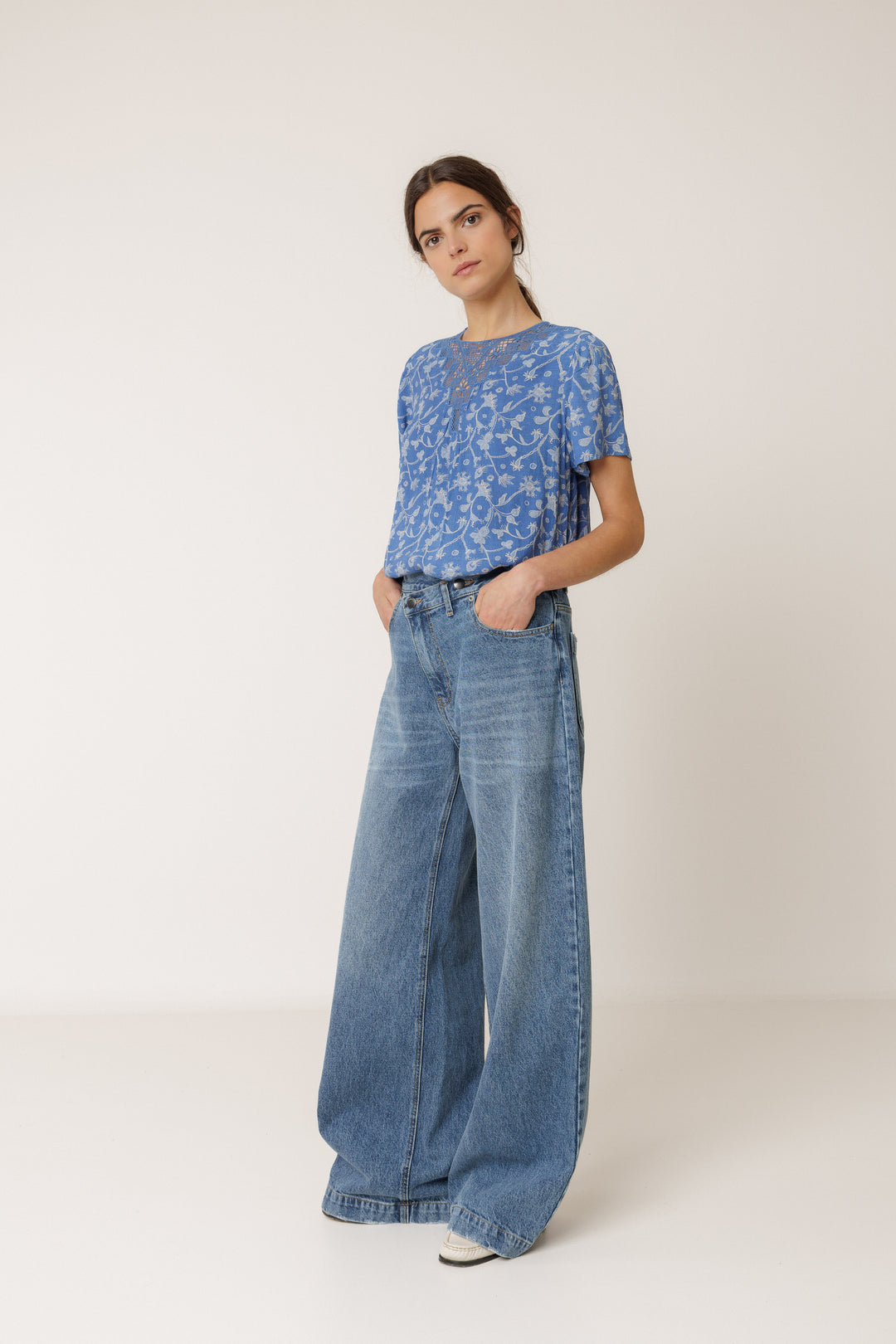 FLORAL BLOUSE WITH LACE DETAILING (AZUL BRITANICO) - INDI&COLD