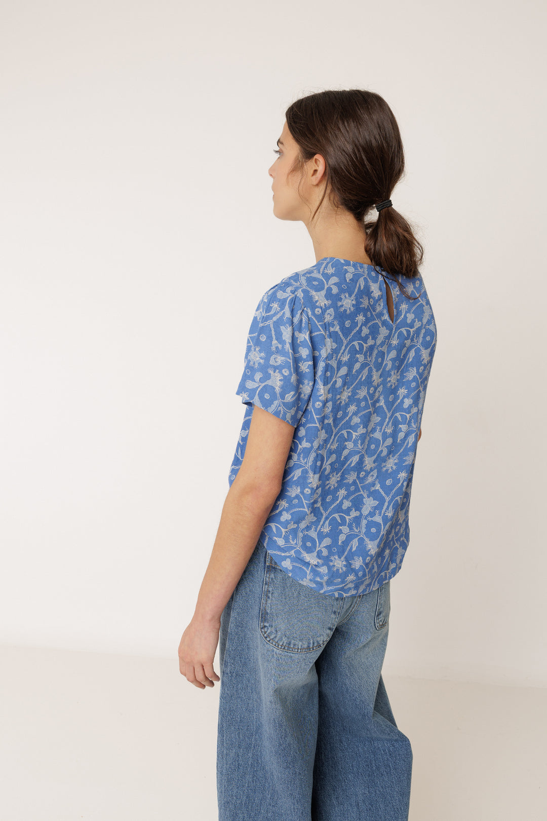 FLORAL BLOUSE WITH LACE DETAILING (AZUL BRITANICO) - INDI&COLD