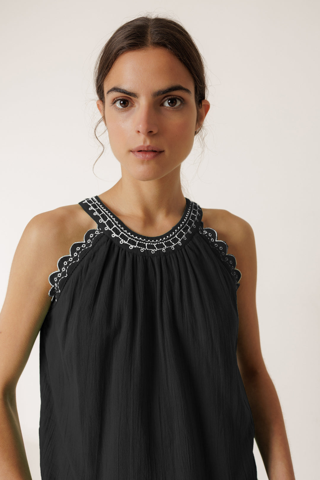 SCALLOPED HALTER TANK (BLACK) - INDI&COLD