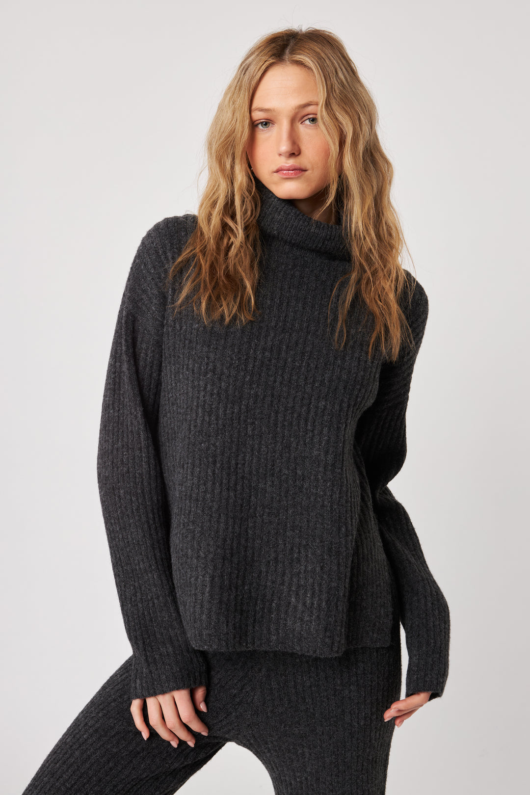 JETT TURTLENECK SWEATER (CARBON) - JOHN+JENN