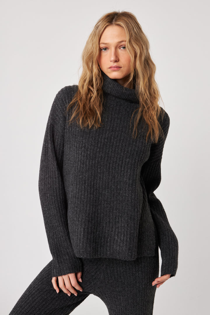 JETT TURTLENECK SWEATER (CARBON) - JOHN+JENN