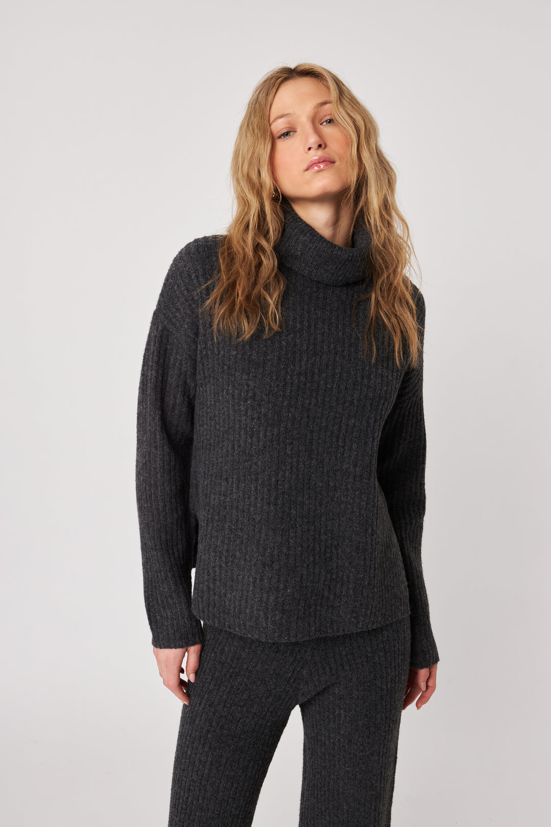 JETT TURTLENECK SWEATER (CARBON) - JOHN+JENN