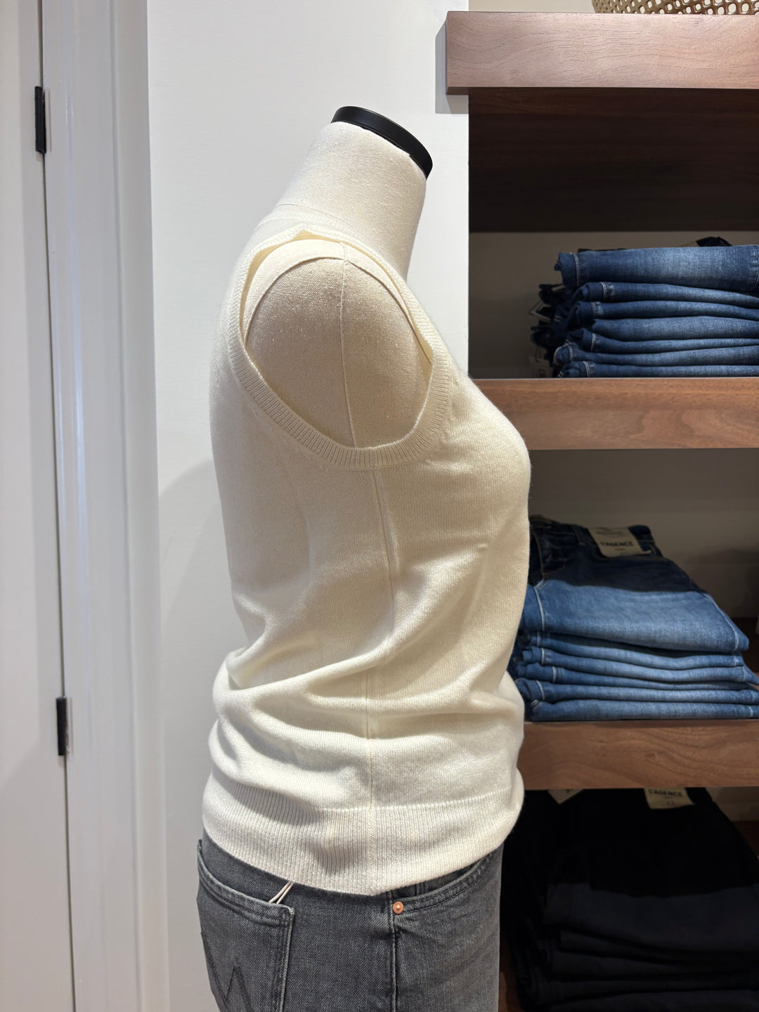 SLEEVELESS CASHMERE KNIT SWEATER (CREAM) - REPEAT