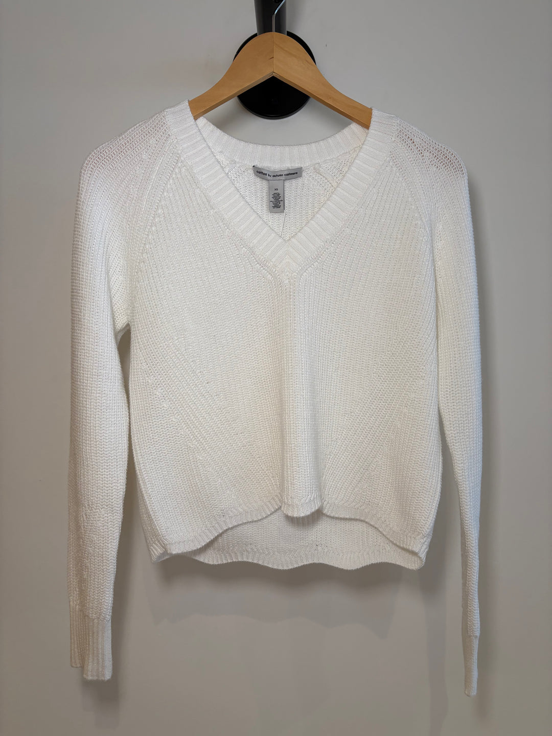 SOLID SCALLOP SHAKER V-NECK SWEATER (WHITE) - AUTUMN CASHMERE
