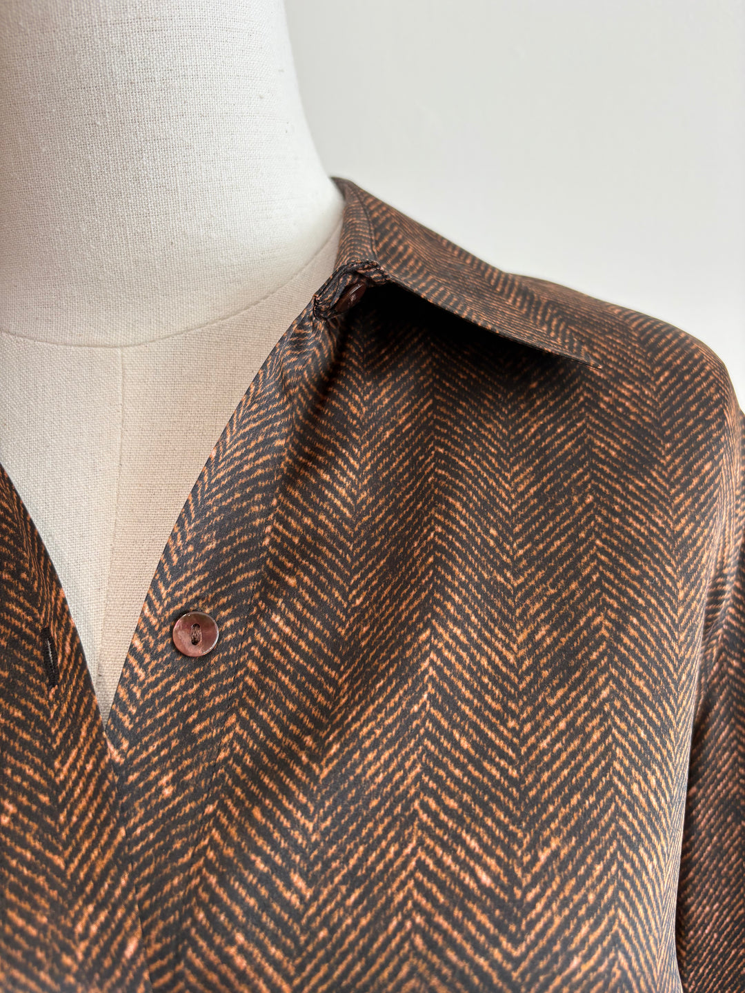 TYLER SILK BLOUSE (BROWN HERRINGBONE) - L'AGENCE