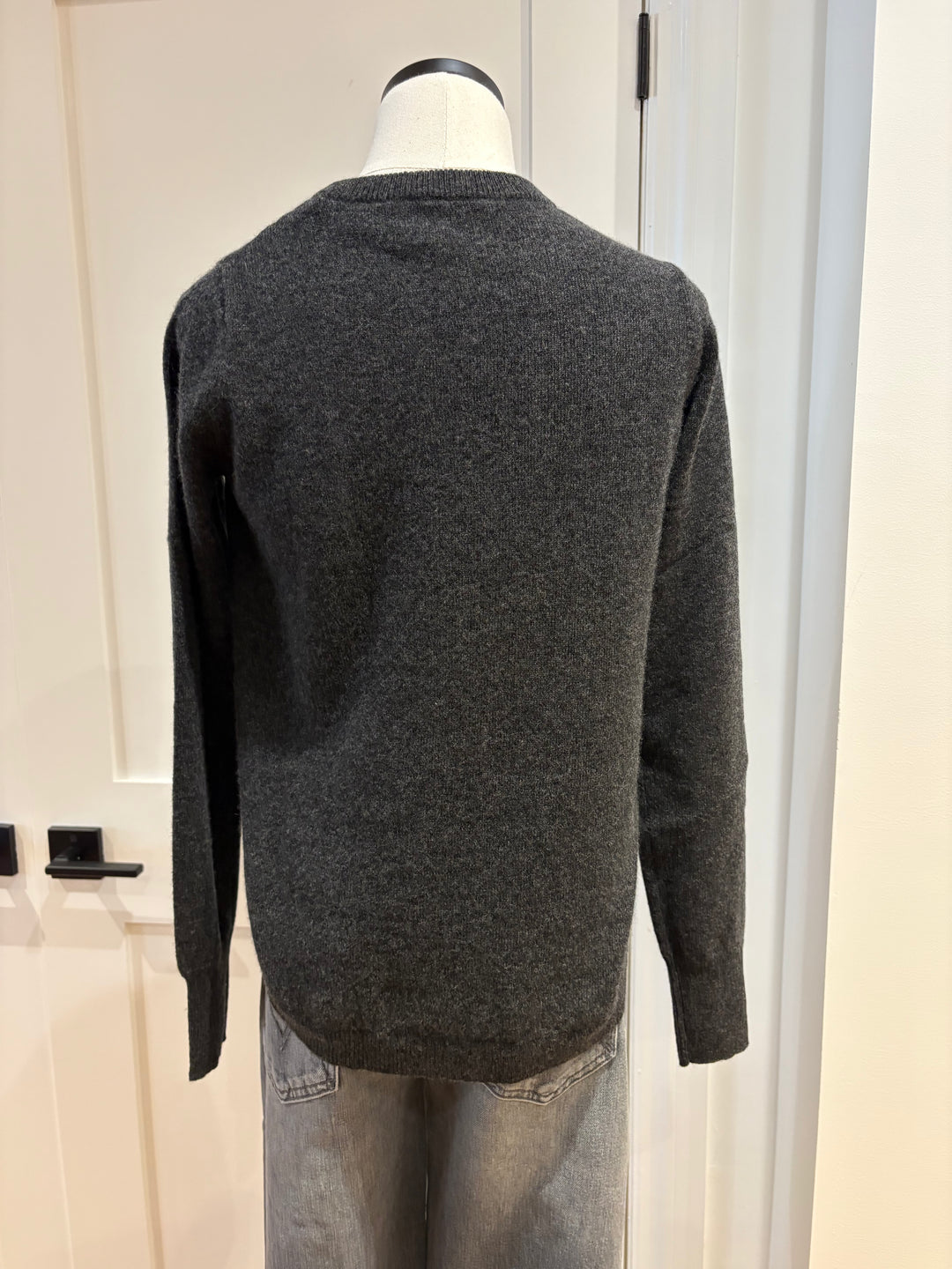 SOLID SHIRTTAIL CREWNECK SWEATER (PEPPER) - AUTUMN CASHMERE