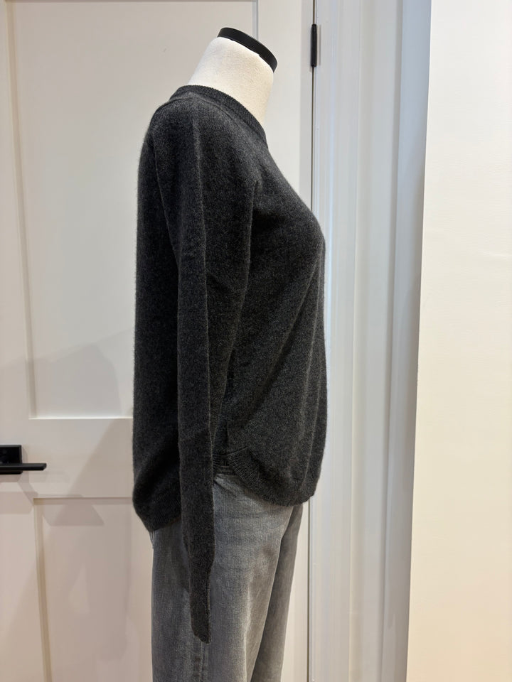 SOLID SHIRTTAIL CREWNECK SWEATER (PEPPER) - AUTUMN CASHMERE