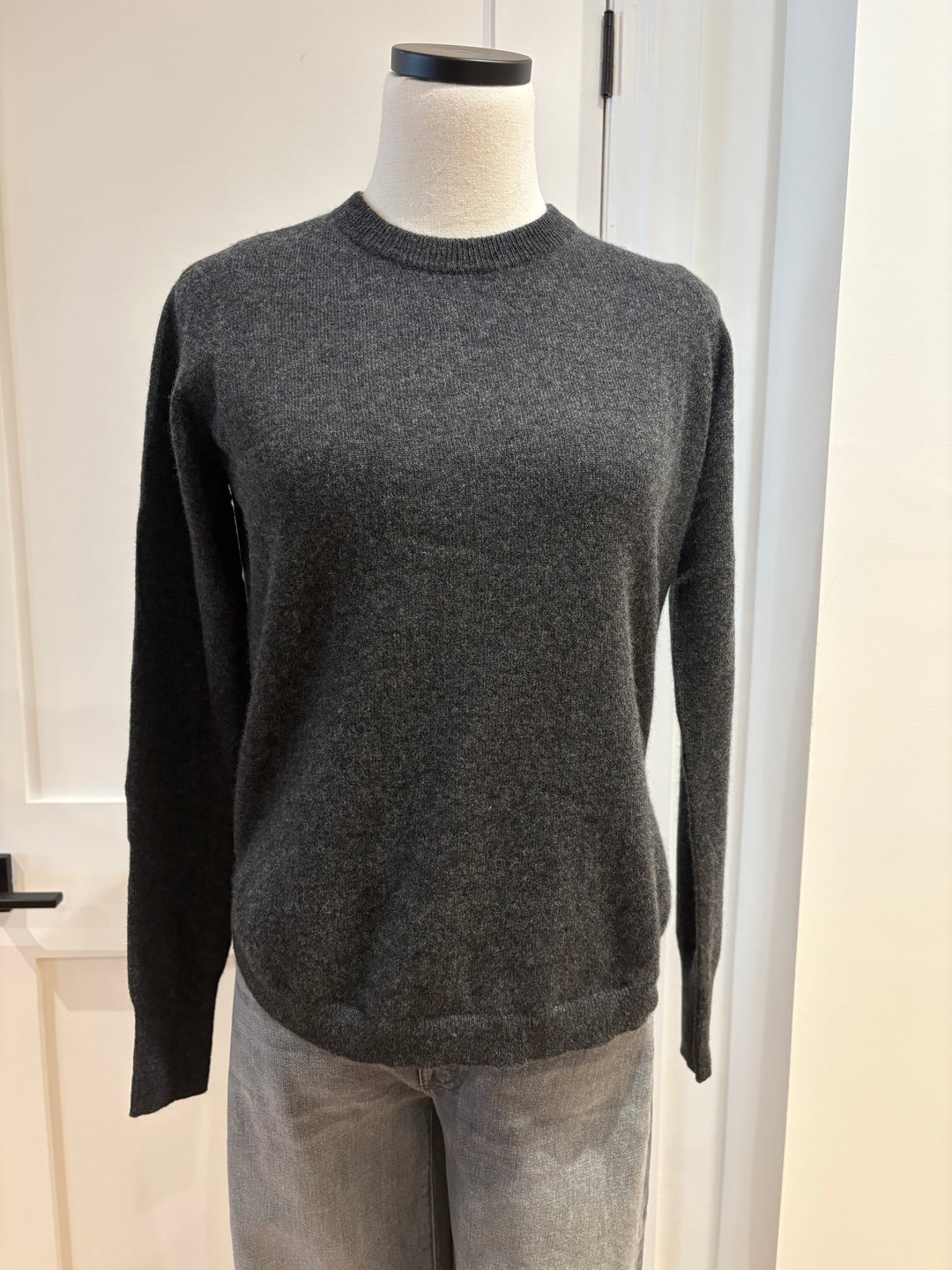 SOLID SHIRTTAIL CREWNECK SWEATER (PEPPER) - AUTUMN CASHMERE