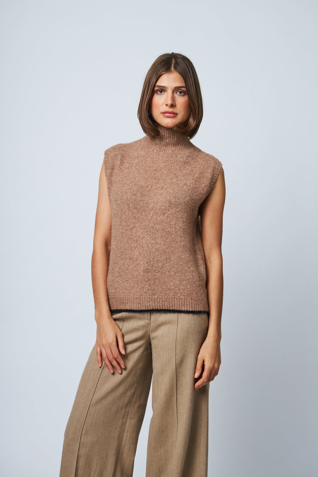 INGRID SLEEVELESS TURTLENECK SWEATER (CAPPUCCINO) - LINE