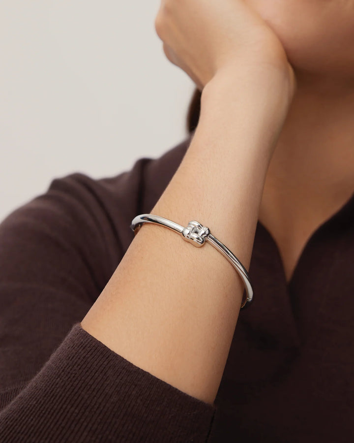 SLIM WOVEN SQUARE BANGLE LARGE (SILVER) - JENNY BIRD