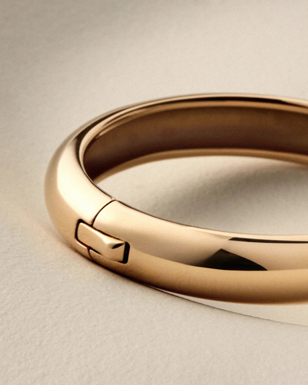 GIA MEGA BANGLE L (GOLD) - JENNY BIRD