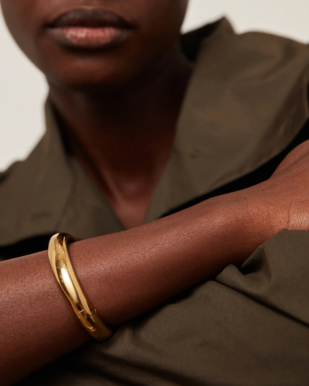 GIA MEGA BANGLE L (GOLD) - JENNY BIRD