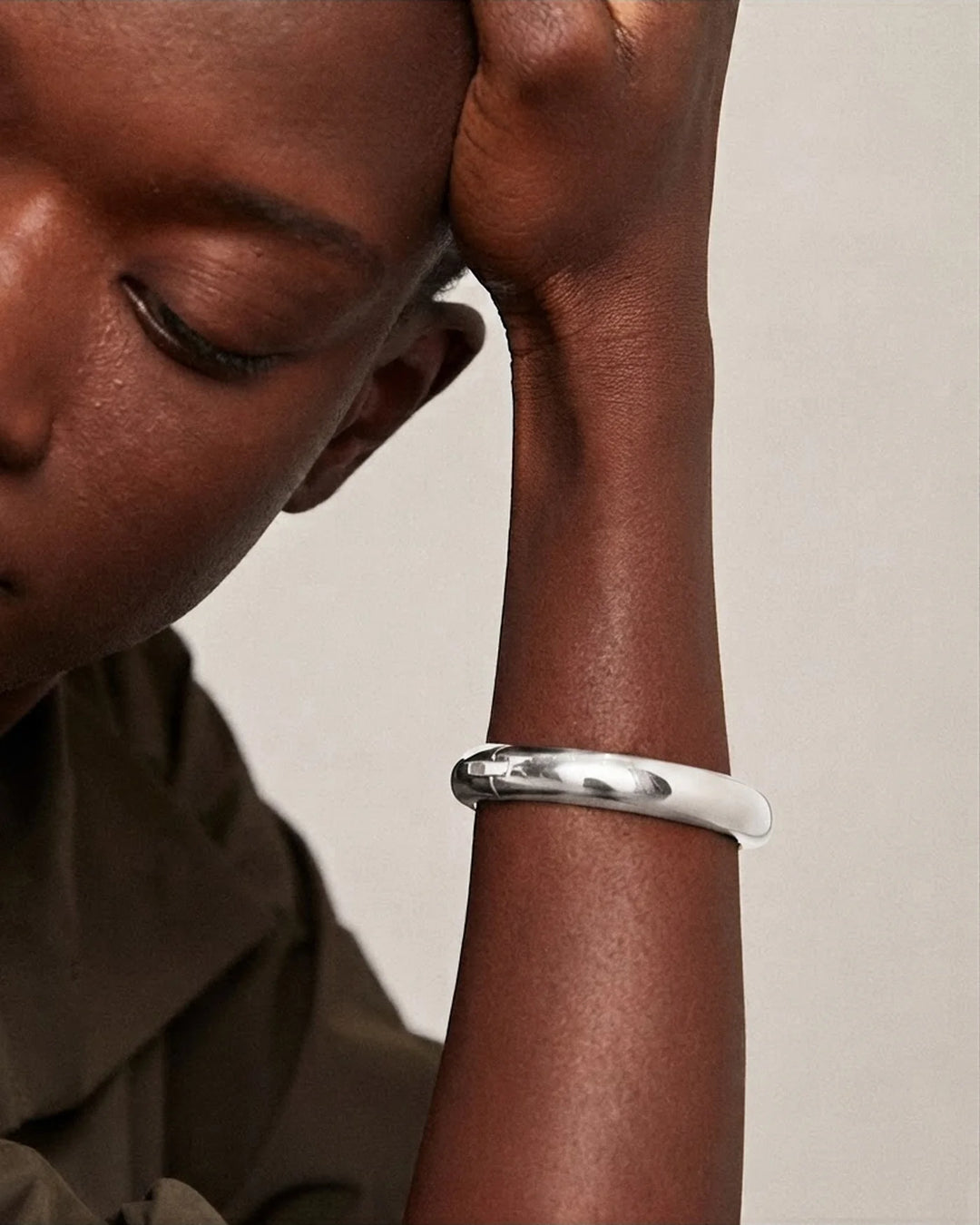 GIA MEGA BANGLE M/L (SILVER) - JENNY BIRD