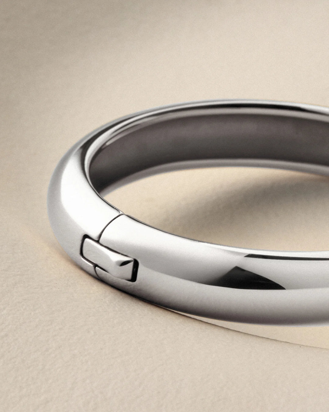 GIA MEGA BANGLE M/L (SILVER) - JENNY BIRD