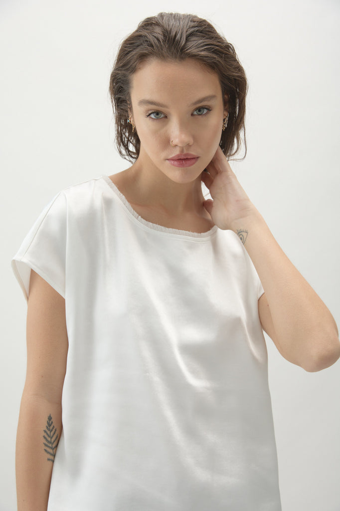 JUNY CREWNECK SATEEN TEE (OFF WHITE) - MELISSA NEPTON