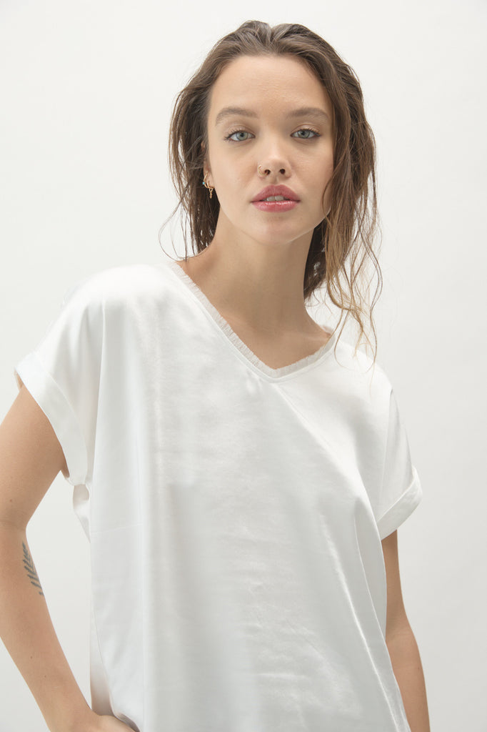 KALEEN V-NECK SATEEN TEE (OFF WHITE) - MELISSA NEPTON