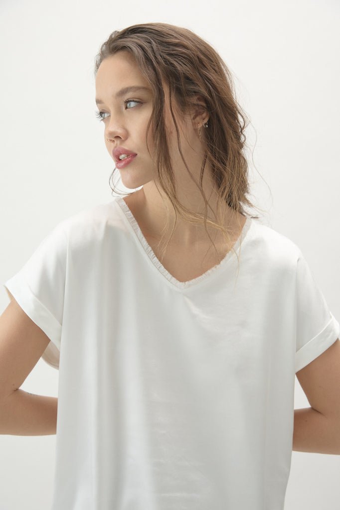 KALEEN V-NECK SATEEN TEE (OFF WHITE) - MELISSA NEPTON