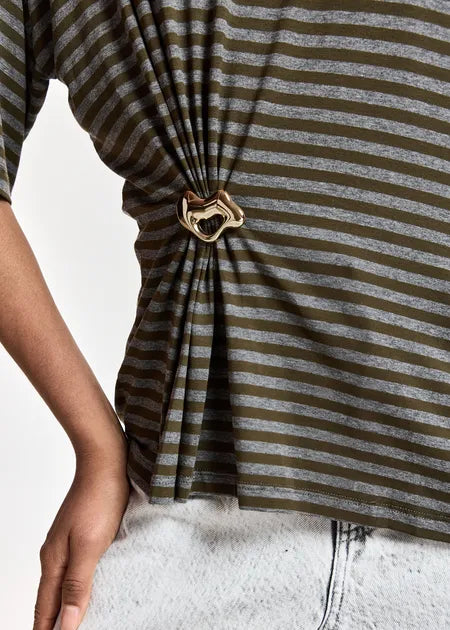 KRISS STRIPED T-SHIRT W/ BROOCH (KHAKI COMBO) - ESSENTIAL ANTWERP