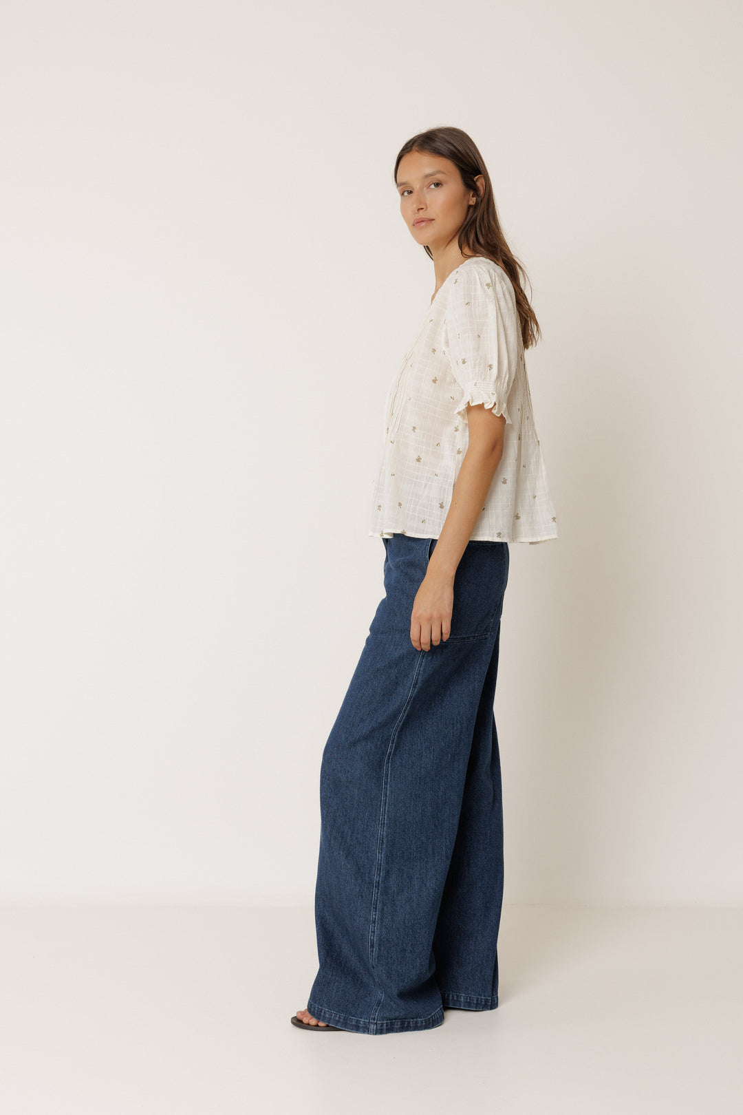 V-NECK PINTUCK BLOUSE (CRUDO) - INDI&COLD