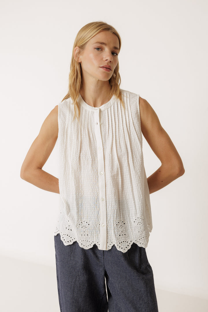 SCALLOPED HEM EYELET TANK (CRUDO) - INDI&COLD