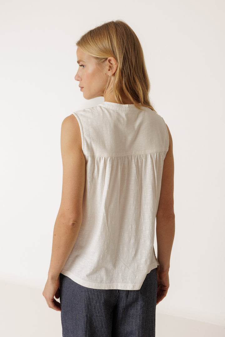 SCALLOPED HEM EYELET TANK (CRUDO) - INDI&COLD