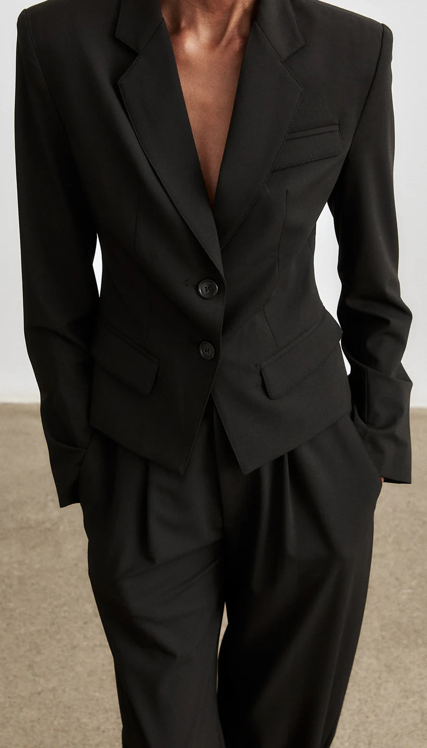 TWO BUTTON TILLIE BLAZER (BLACK) - SMYTHE