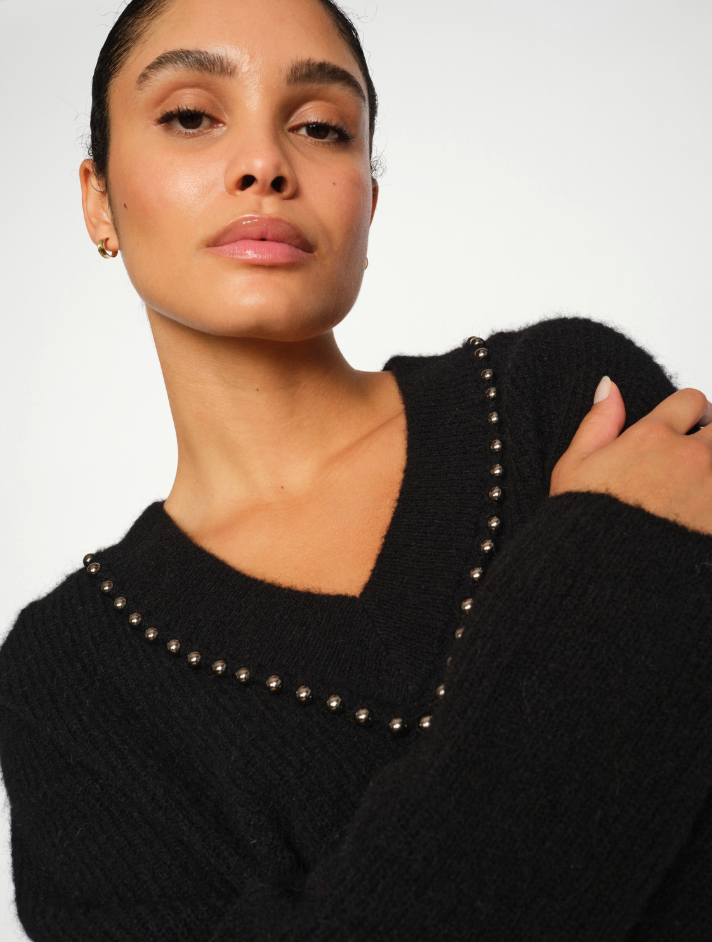 ZORA V-NECK BEAD KNIT SWEATER (BLACK) - MOS MOSH