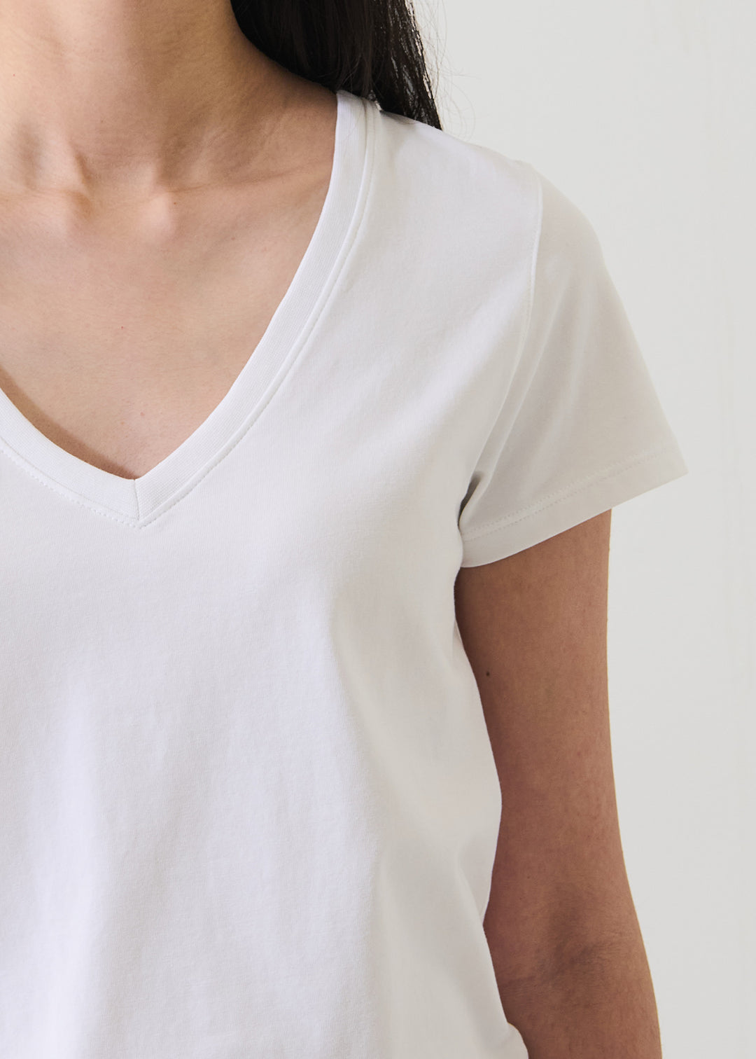 S/S ICONIC PIMA STRETCH FITTED V-NECK (WHITE) - PATRICK ASSARAF