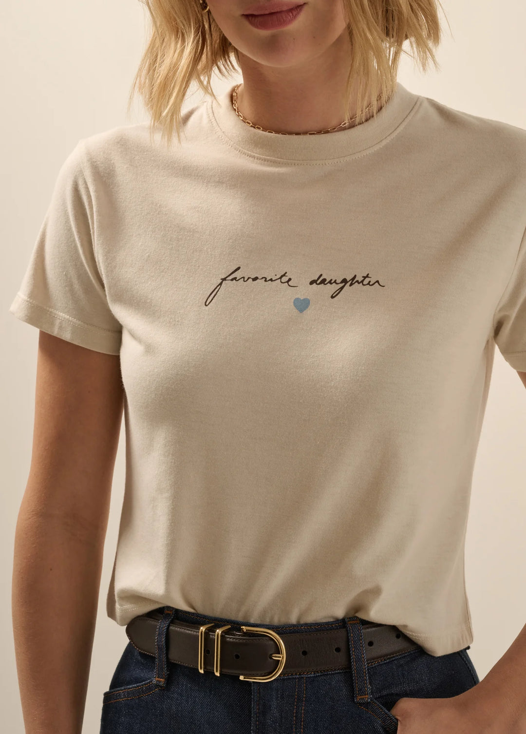 CROPPED SIGNATURE CHEST TEE(PUMICE ESPRESSO) - FAVORITE DAUGHTER