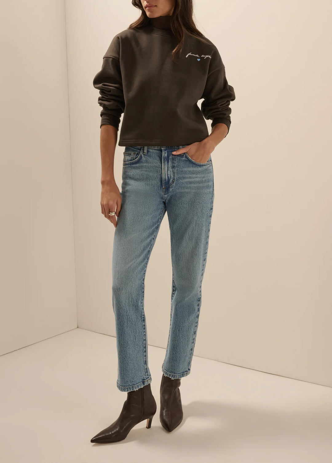 EMBROIDERED CROPPED SIGNATURE SWEATSHIRT (ESPRESSO WHITE) - FAVORITE DAUGHTER