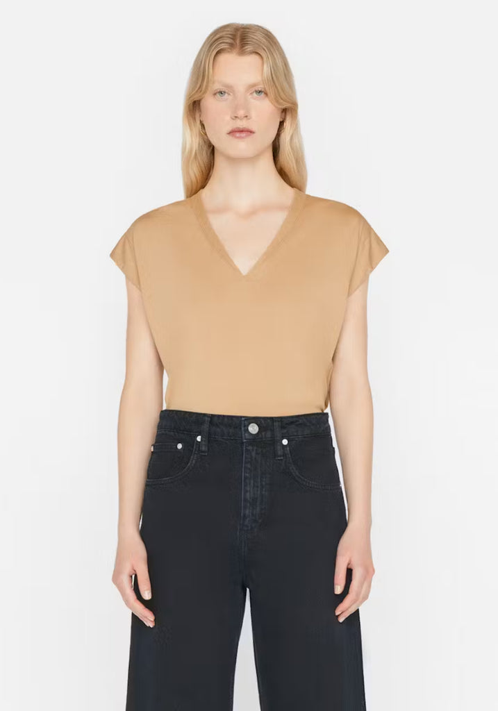 LE MID RISE V NECK TEE (LIGHT CAMEL) - FRAME