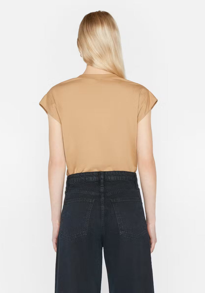 LE MID RISE V NECK TEE (LIGHT CAMEL) - FRAME