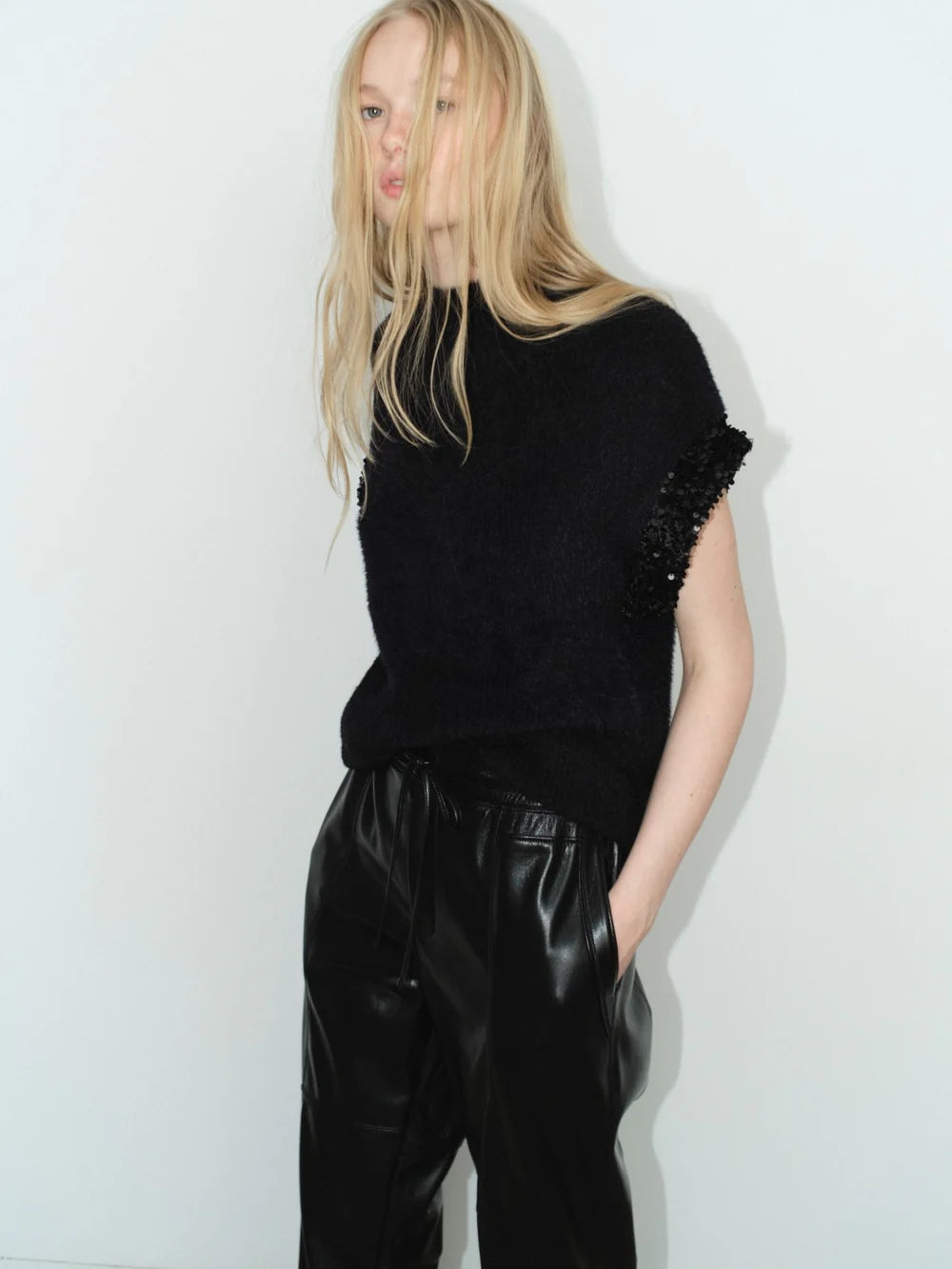 YURA SLEEVELESS SWEATER (BLACK) - MELISSA NEPTON