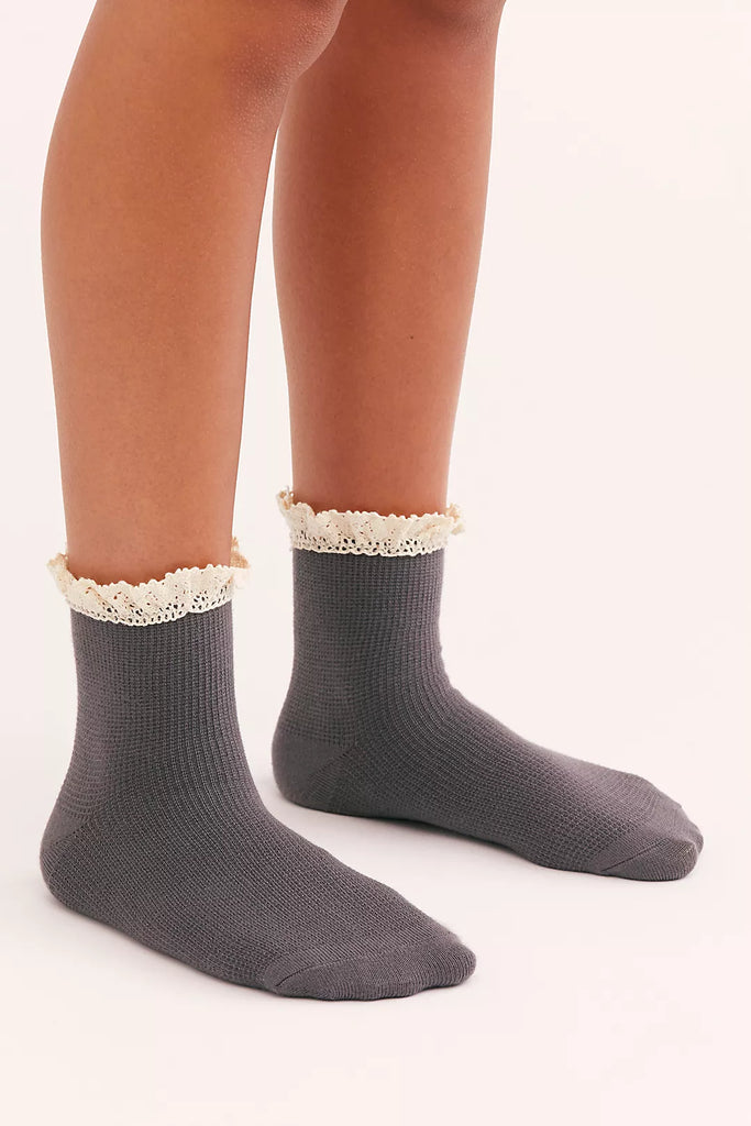 BELOVED ANKLE SOCKS (SHARK) - FREE PEOPLE