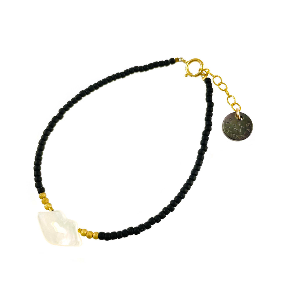 PEARL LIPS WITH BLACK MATTE BEADS BRACELET - BLINCKSTAR