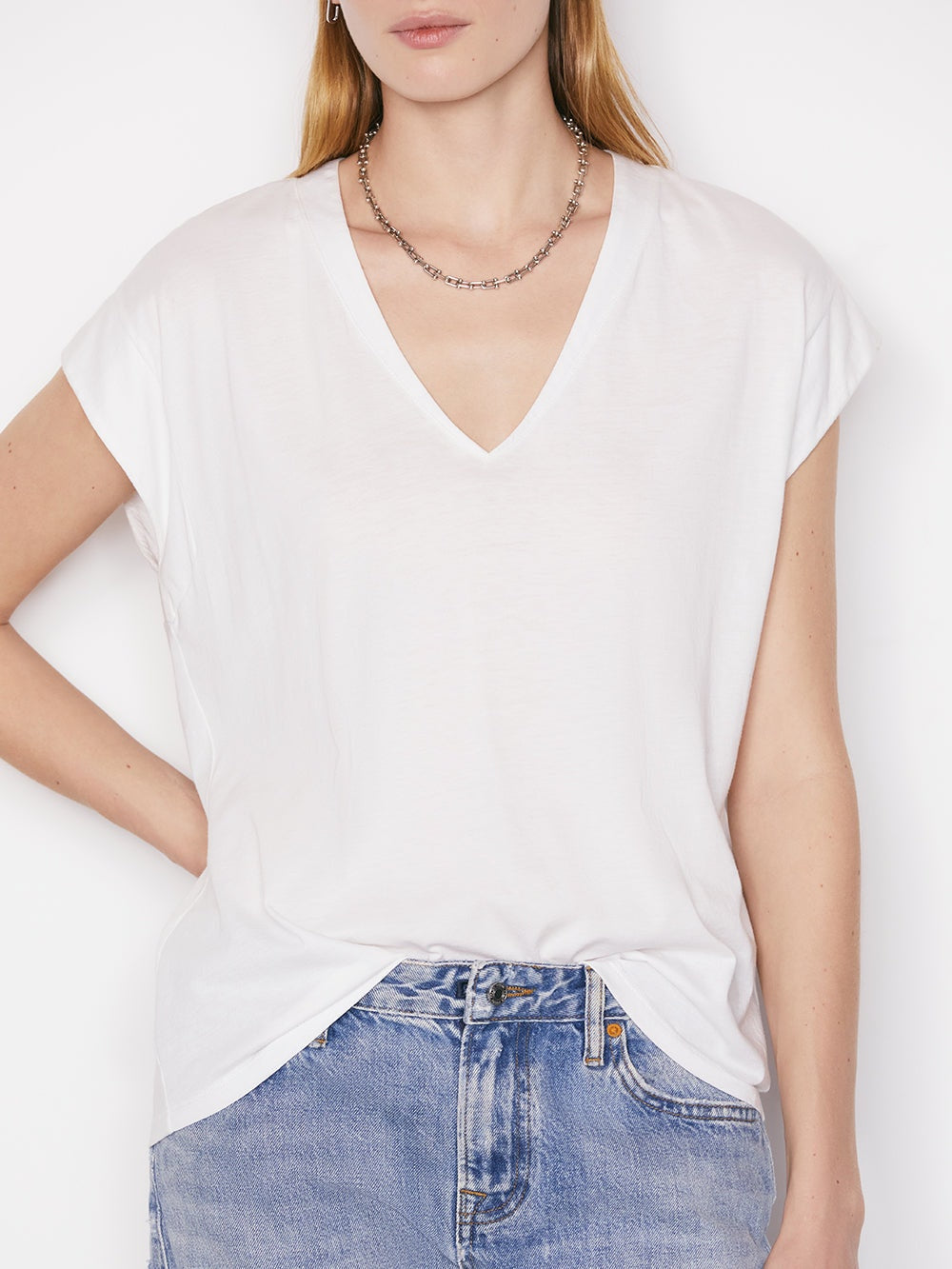 LE MID RISE V NECK TEE BLANC FRAME Joelle s Jeff s Guyshop