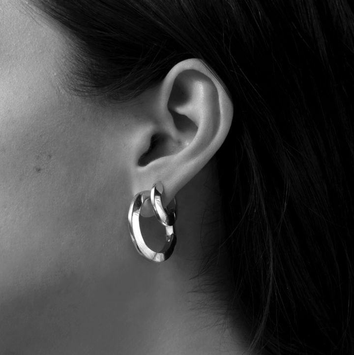 TONI HINGED HOOP EARRINGS (SILVER) - JENNY BIRD